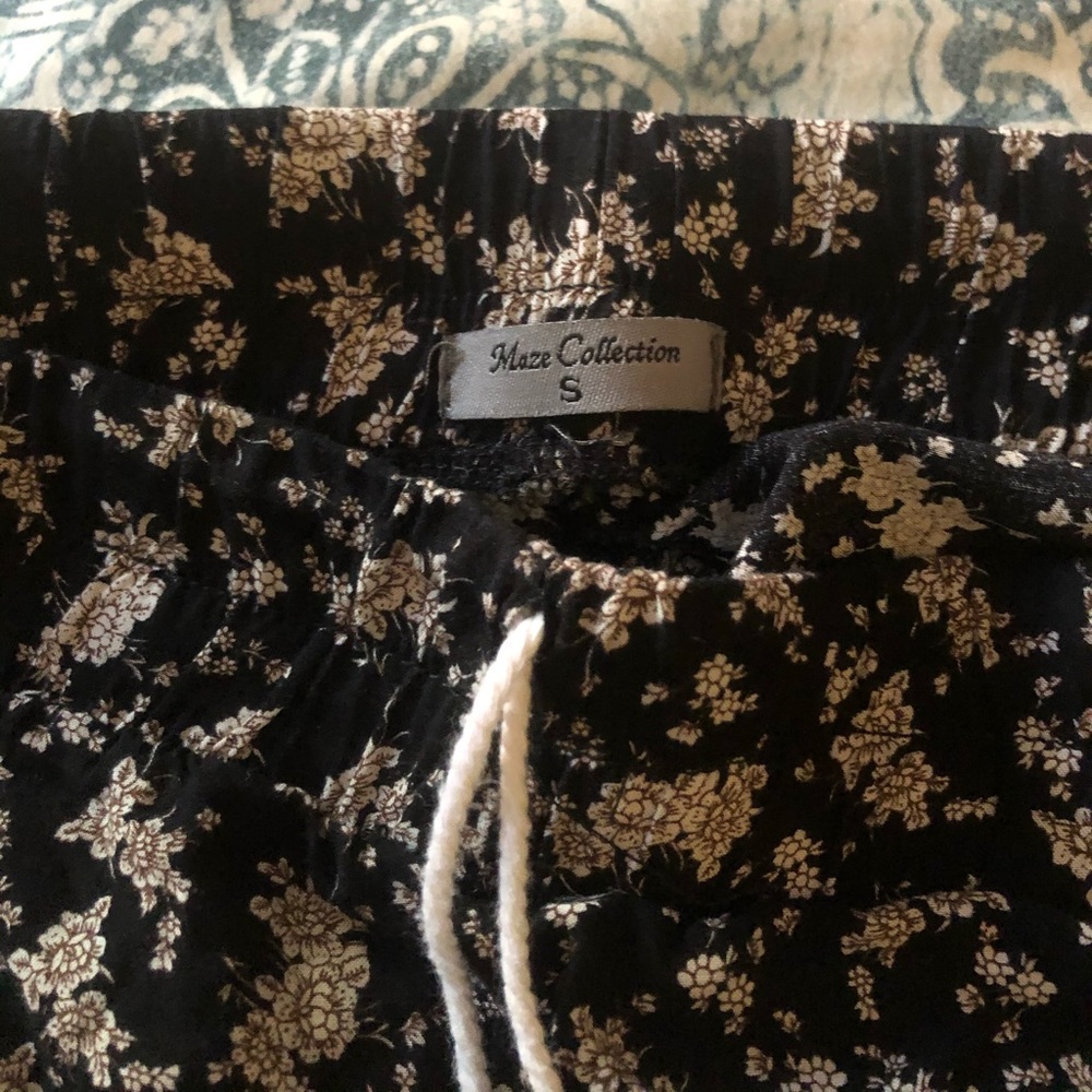 Floral Drawstring Shorts 🖤 - Picture 3 of 8